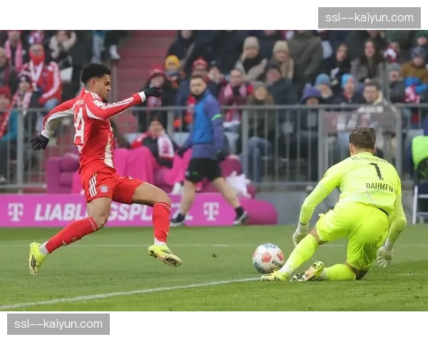 拜仁慕尼黑4-1大胜奥格斯堡，凯恩梅开二度领跑射手榜