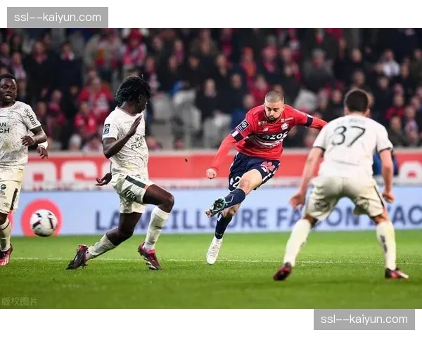 巴黎圣日耳曼迎战里昂，姆巴佩与拉卡泽特射手对决成焦点