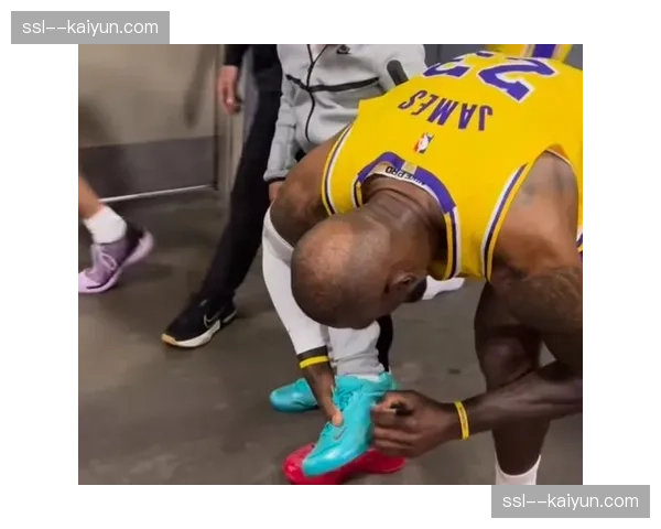 暖心一幕：小球迷闯入球场索要签名，被安保带离前获得球星拥抱